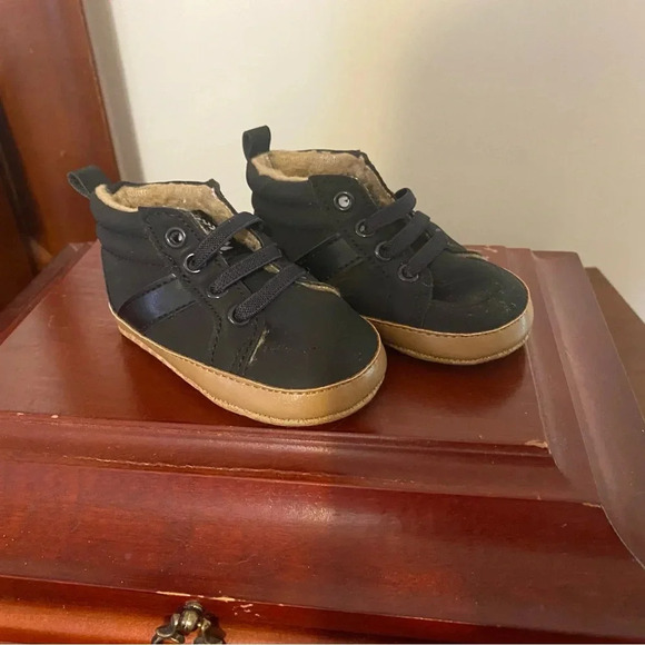 2 Pairs of Soft Sole Shoes - Picture 4 of 7